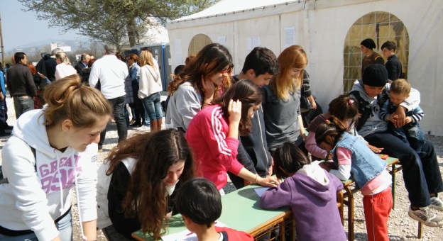 Κοντά στους πρόσφυγες της "Ρόκα" μαθητές και μέλη της ΕΛΜΕ Λάρισας